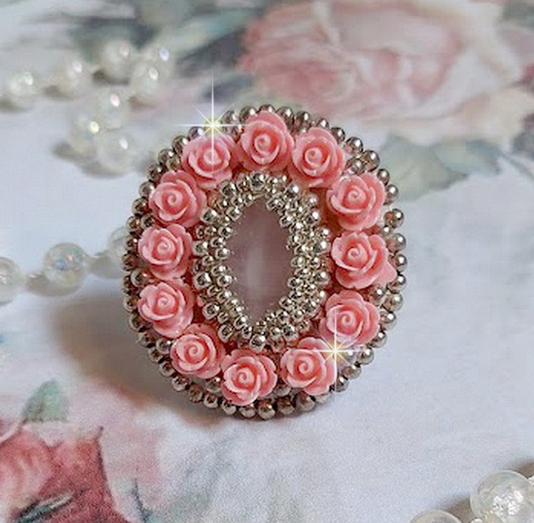 Anel de rosas parisienses bordado com um cabochon de quartzo adornado com rosas de resina e rocailles