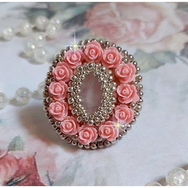 Anel de rosas parisienses bordado com um cabochon de quartzo adornado com rosas de resina e rocailles