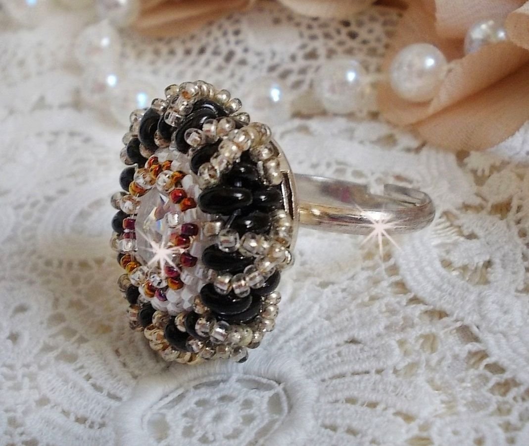 Anel de paixão bordado com cristal Swarovski e missangas de sementes 