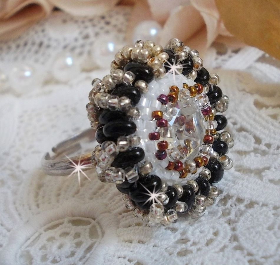 Anel de paixão bordado com cristal Swarovski e missangas de sementes 