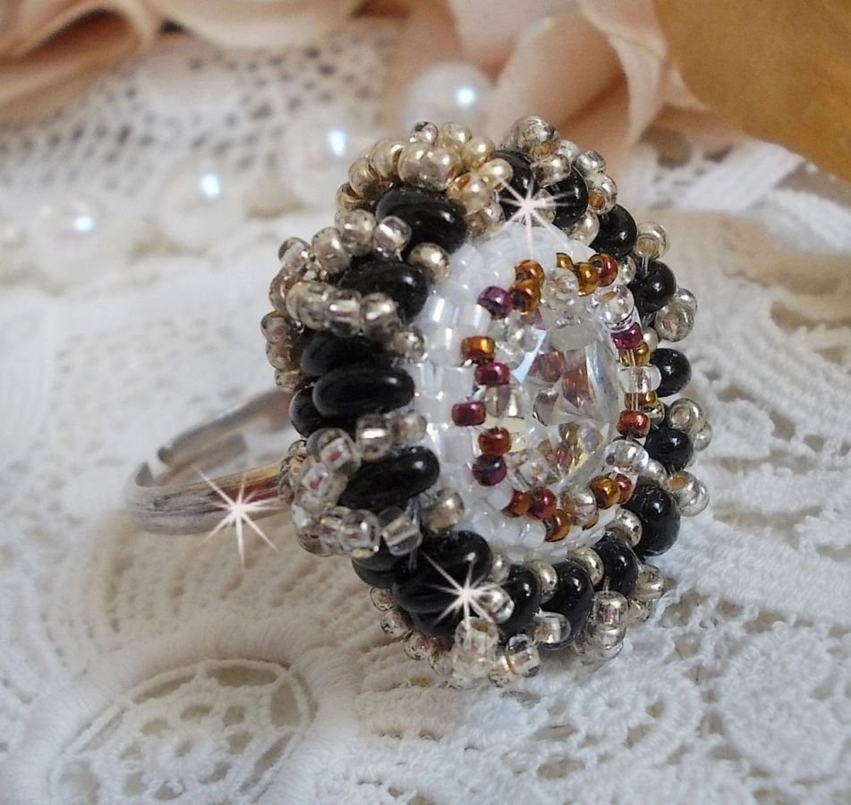 Anel de paixão bordado com cristal Swarovski e missangas de sementes 