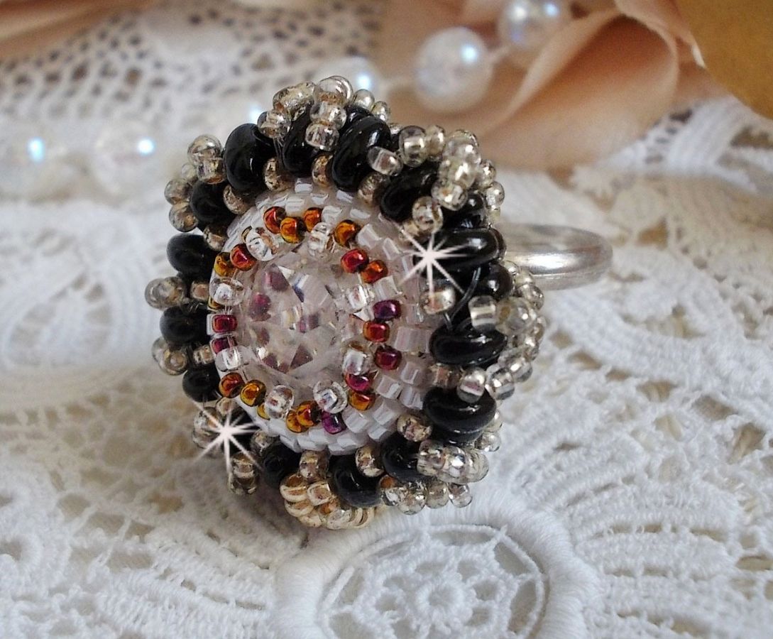 Anel de paixão bordado com cristal Swarovski e missangas de sementes 
