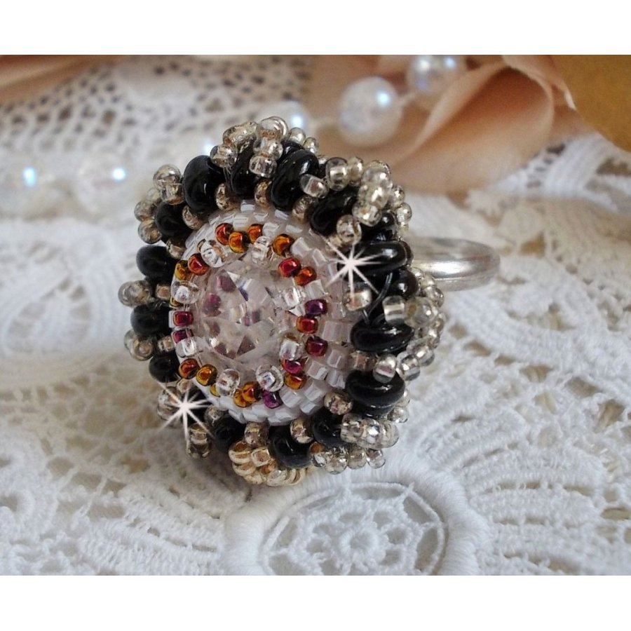 Anel de paixão bordado com cristal Swarovski e missangas de sementes 