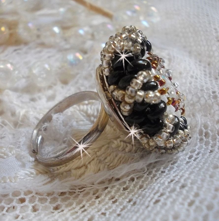 Anel de paixão bordado com cristal Swarovski e missangas de sementes 
