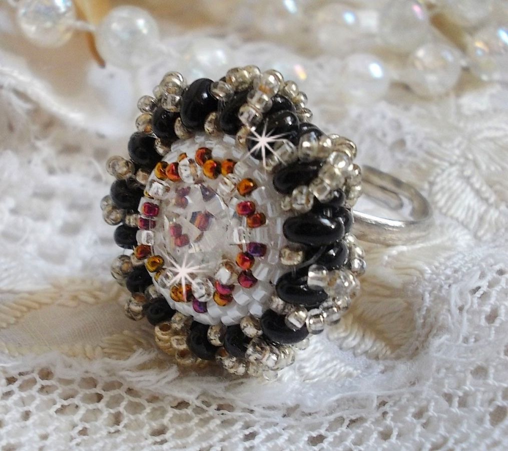 Anel de paixão bordado com cristal Swarovski e missangas de sementes 