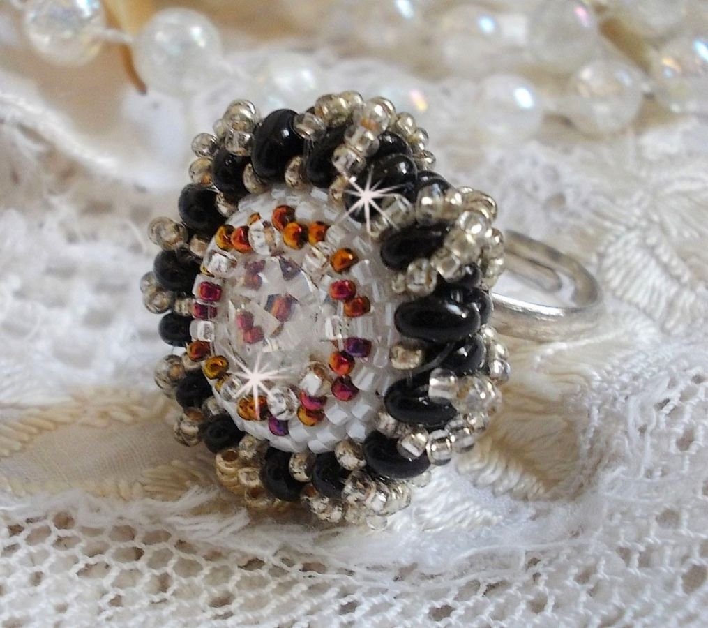 Anel de paixão bordado com cristal Swarovski e missangas de sementes 