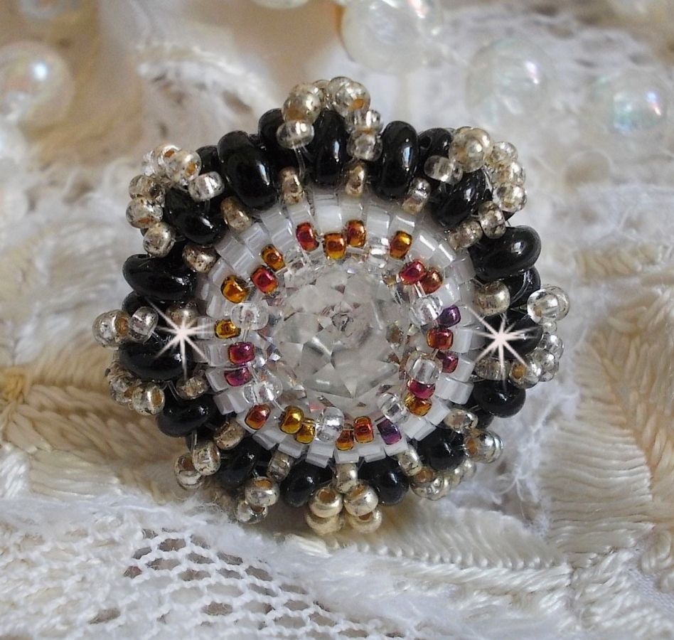 Anel de paixão bordado com cristal Swarovski e missangas de sementes 