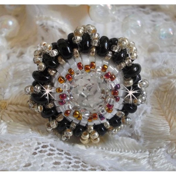 Anel de paix&atilde;o bordado com cristal Swarovski e missangas de sementes 