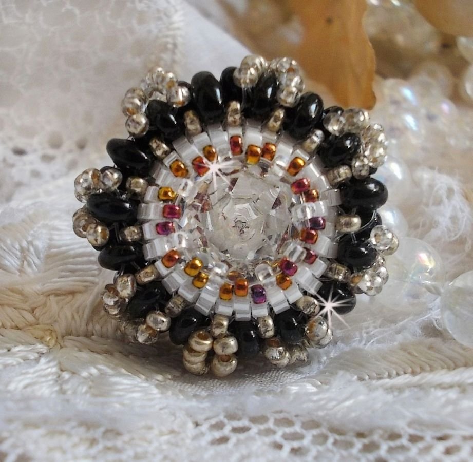Anel de paixão bordado com cristal Swarovski e missangas de sementes 