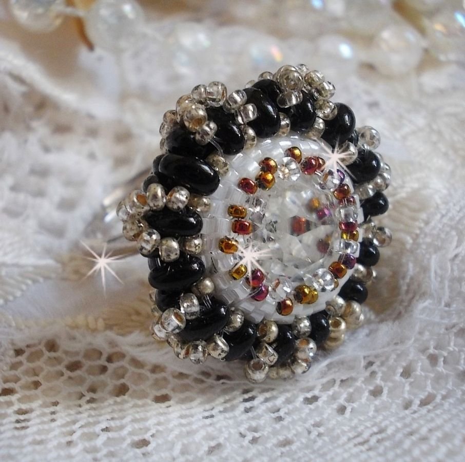 Anel de paixão bordado com cristal Swarovski e missangas de sementes 