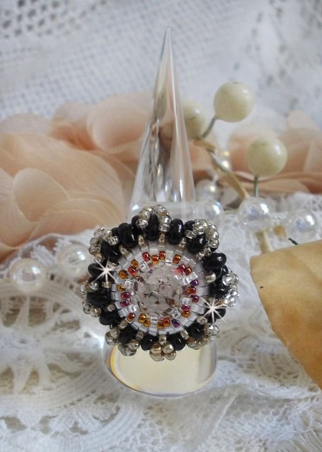 Anel de paixão bordado com cristal Swarovski e missangas de sementes 