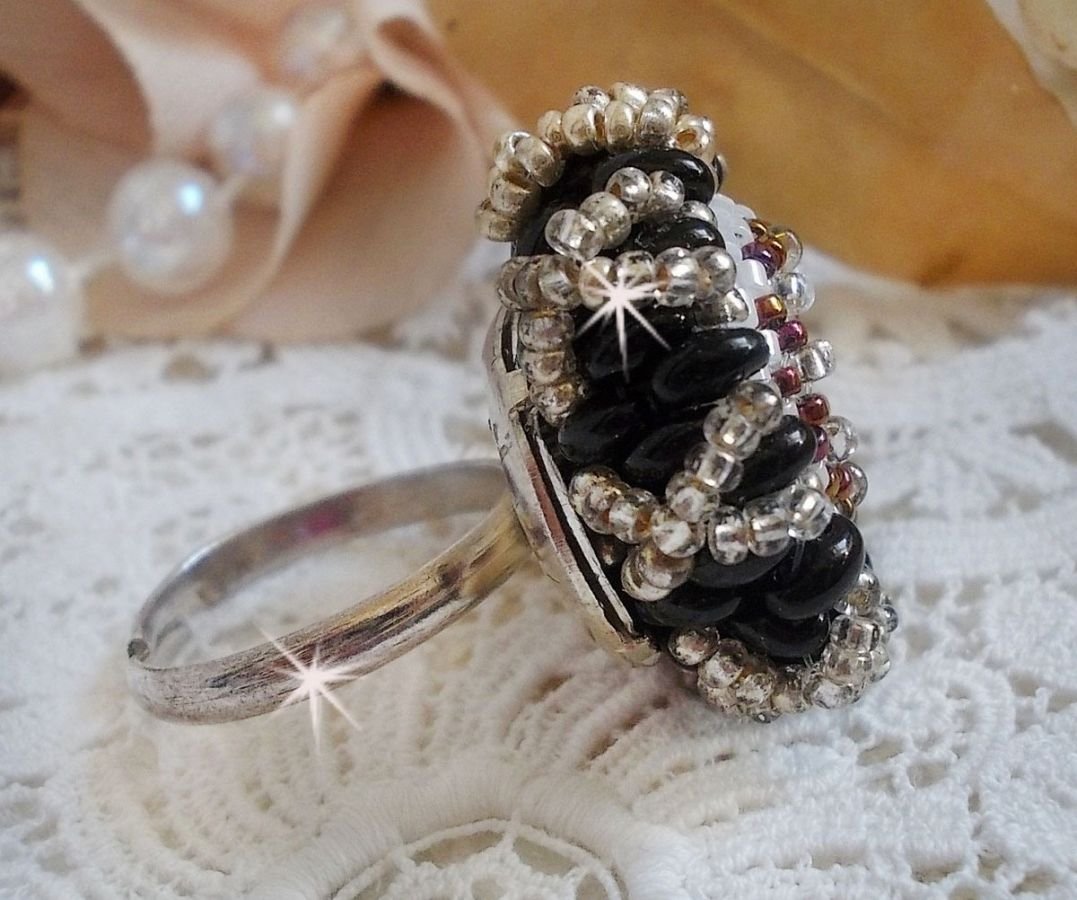 Anel de paixão bordado com cristal Swarovski e missangas de sementes 