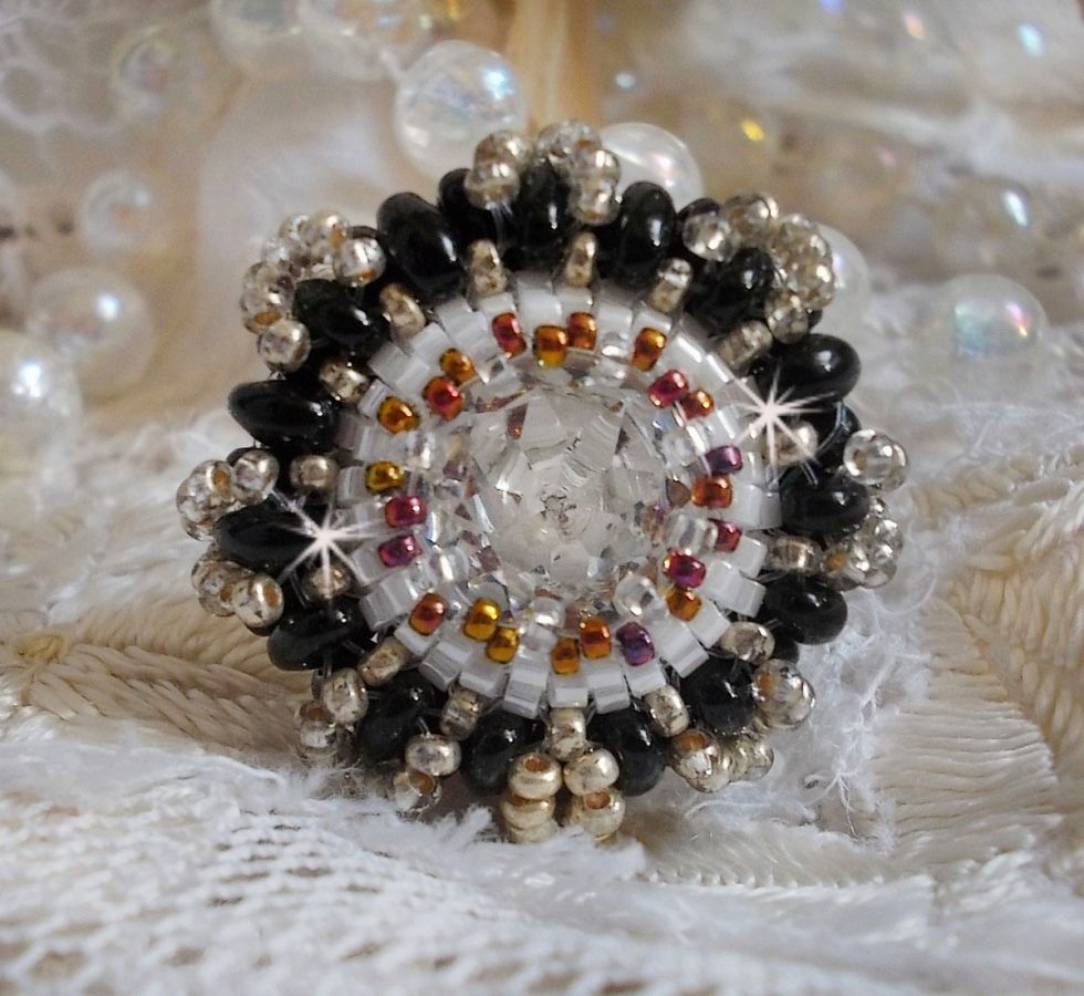 Anel de paixão bordado com cristal Swarovski e missangas de sementes 