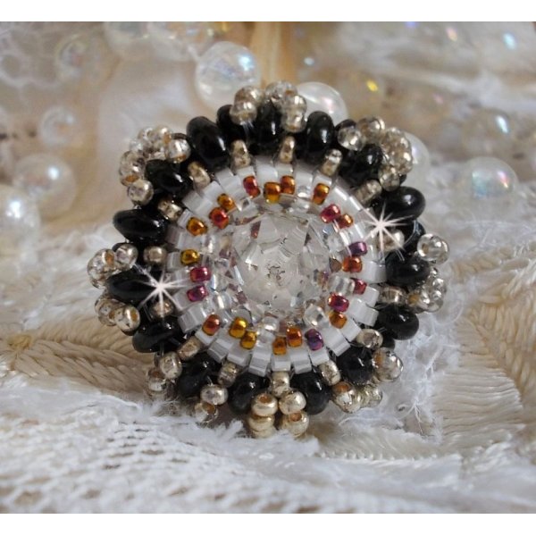 Anel de paix&atilde;o bordado com cristal Swarovski e missangas de sementes 