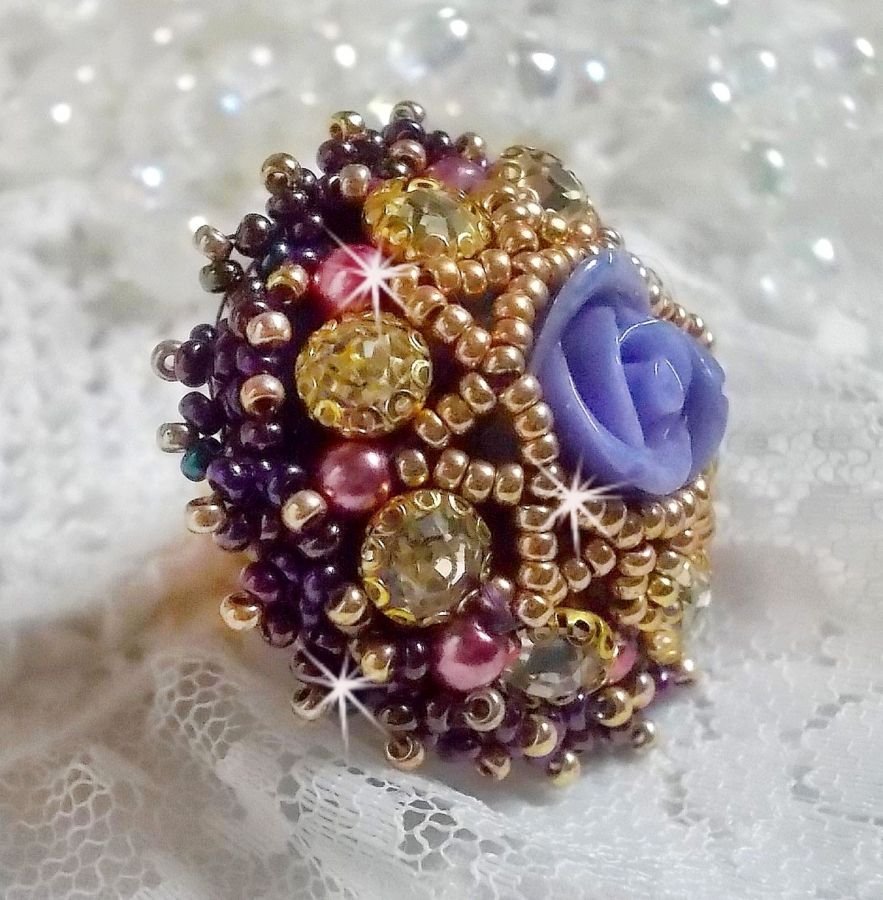 Anel La Passionnée de Venise bordado com uma flor de resina roxa e strass de Cristal