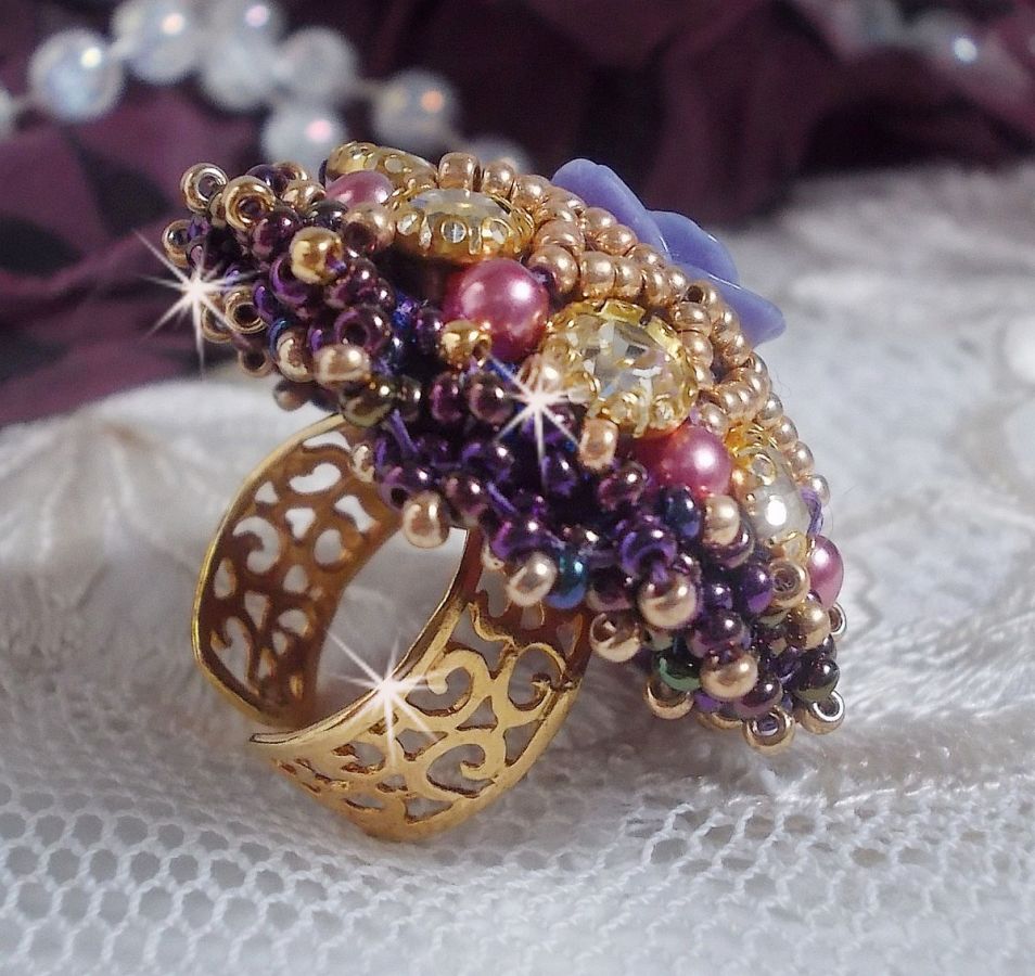 Anel La Passionnée de Venise bordado com uma flor de resina roxa e strass de Cristal