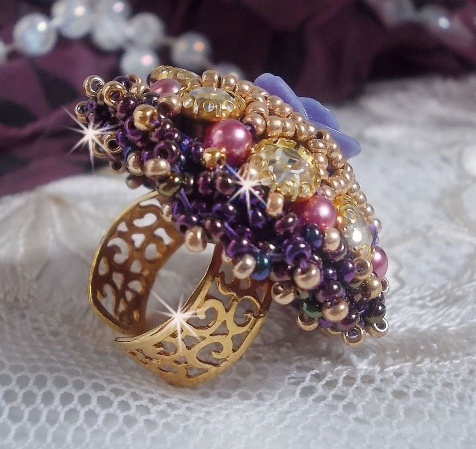 Anel La Passionnée de Venise bordado com uma flor de resina roxa e strass de Cristal