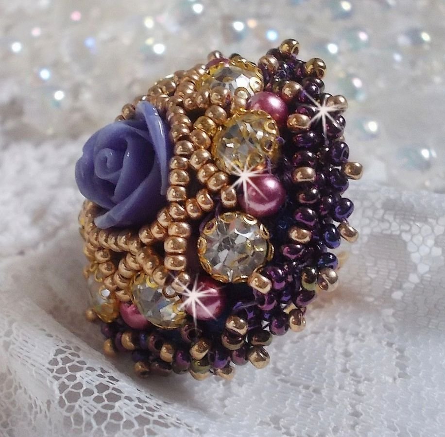 Anel La Passionnée de Venise bordado com uma flor de resina roxa e strass de Cristal