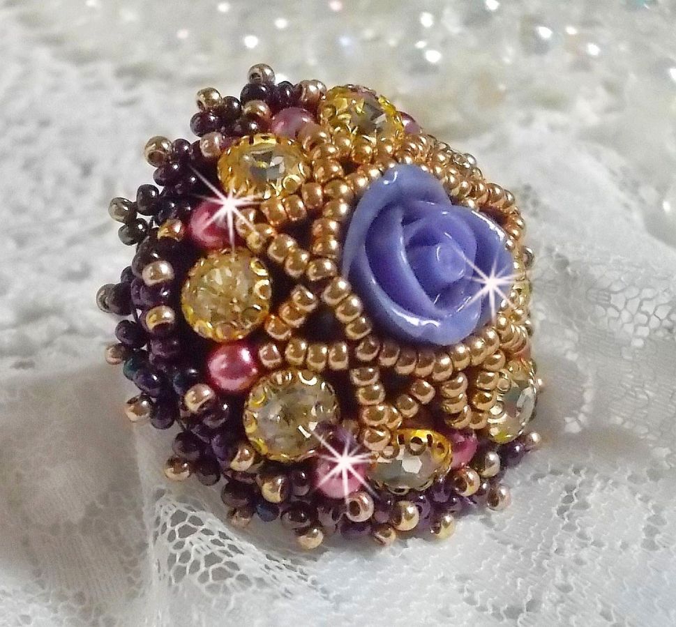 Anel La Passionnée de Venise bordado com uma flor de resina roxa e strass de Cristal