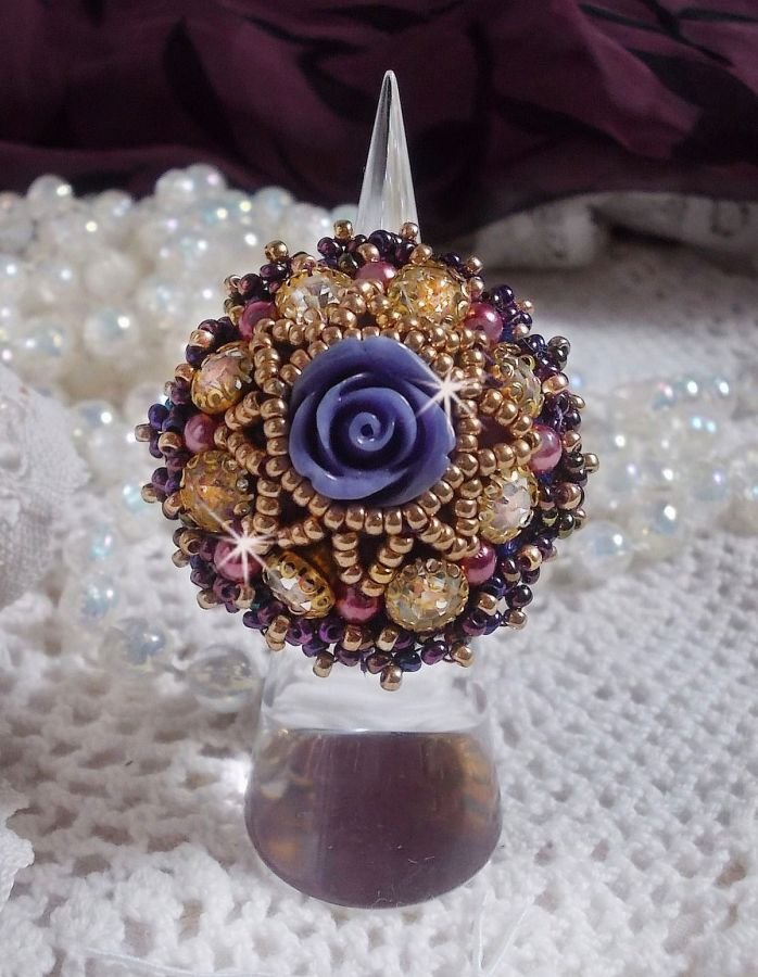 Anel La Passionnée de Venise bordado com uma flor de resina roxa e strass de Cristal