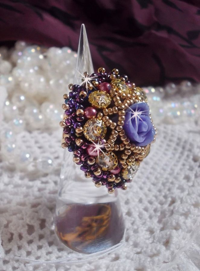 Anel La Passionnée de Venise bordado com uma flor de resina roxa e strass de Cristal