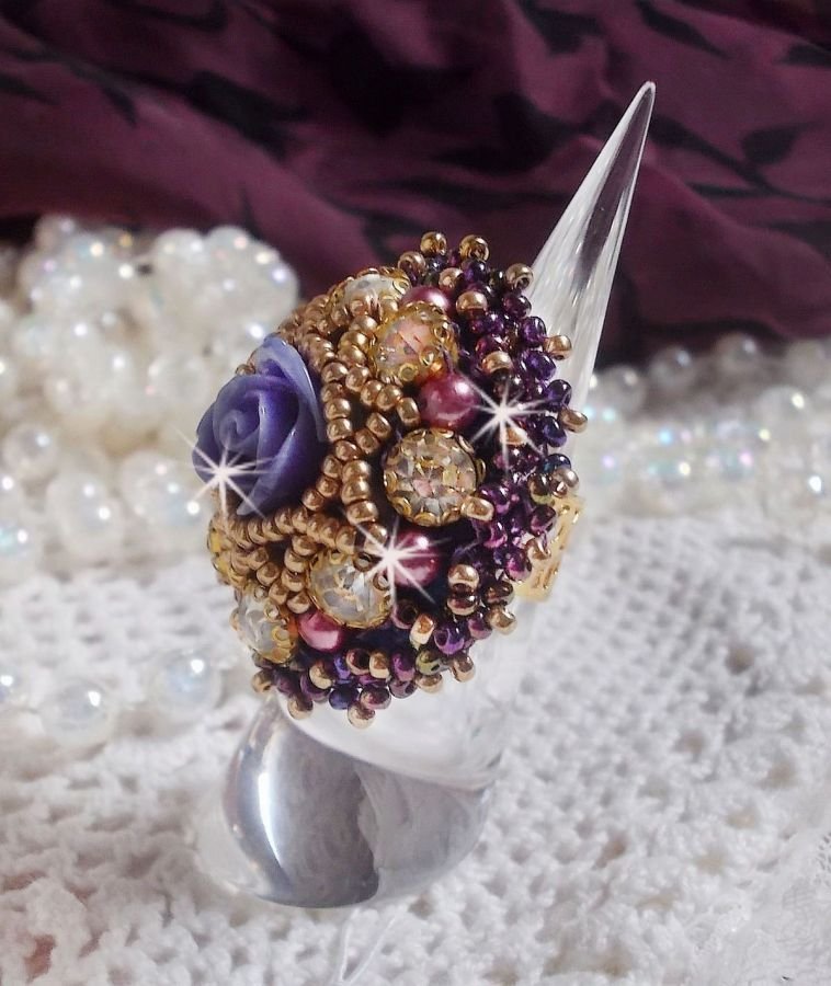 Anel La Passionnée de Venise bordado com uma flor de resina roxa e strass de Cristal