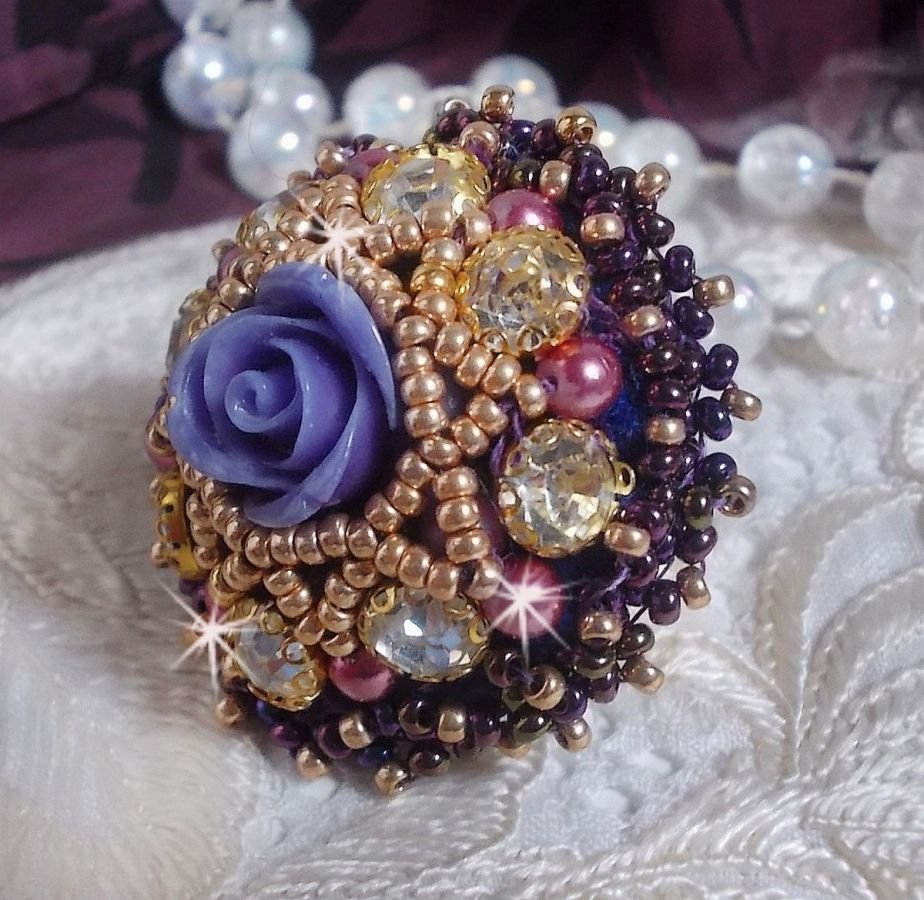 Anel La Passionnée de Venise bordado com uma flor de resina roxa e strass de Cristal