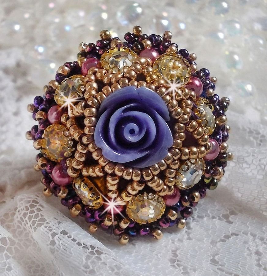 Anel La Passionnée de Venise bordado com uma flor de resina roxa e strass de Cristal