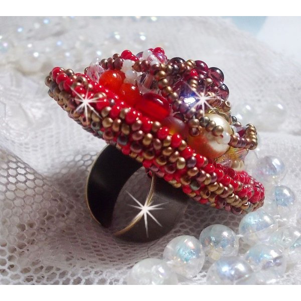 Bague Printemps Color&eacute; brod&eacute;e avec des Cristaux de Swarovski, des perles rondes nacr&eacute;es, un c&ocirc;ne filigran&eacute;e et des rocailles