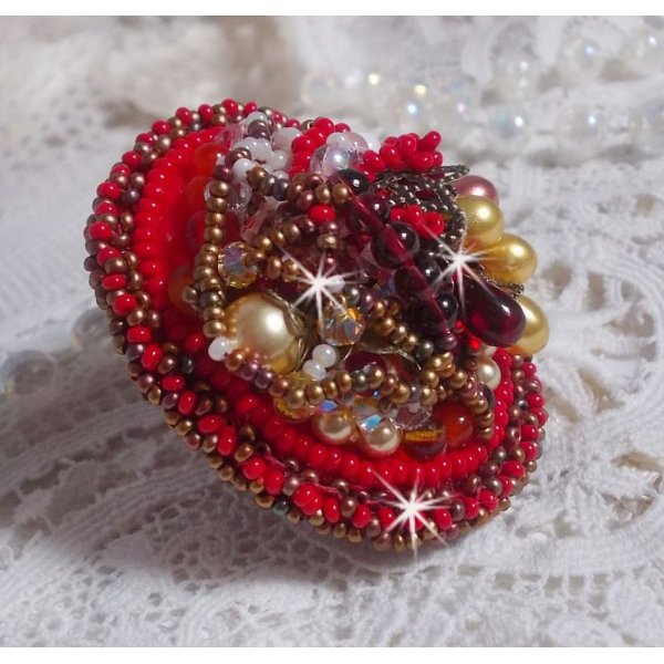 Bague Printemps Color&eacute; brod&eacute;e avec des Cristaux de Swarovski, des perles rondes nacr&eacute;es, un c&ocirc;ne filigran&eacute;e et des rocailles