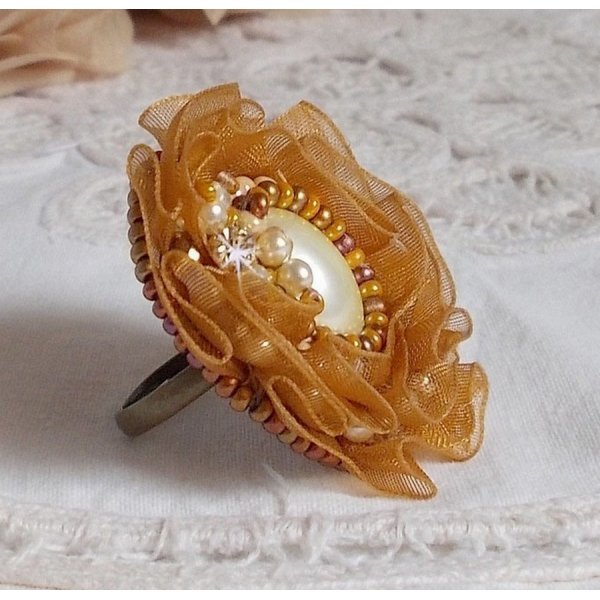 Reflets de Ros&eacute;e anel bordado com p&eacute;rolas de p&eacute;rolas e uma fita de organza de cor Fauve