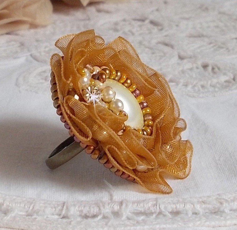 Reflets de Rosée anel bordado com pérolas de pérolas e uma fita de organza de cor Fauve