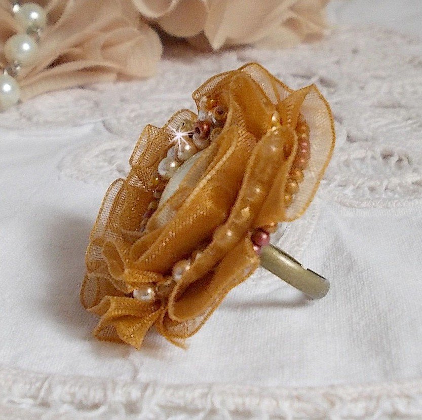 Reflets de Rosée anel bordado com pérolas de pérolas e uma fita de organza de cor Fauve
