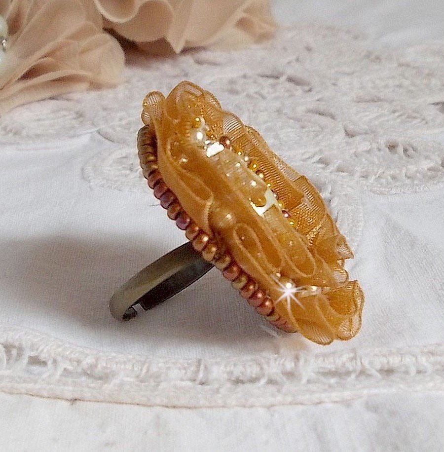 Reflets de Rosée anel bordado com pérolas de pérolas e uma fita de organza de cor Fauve