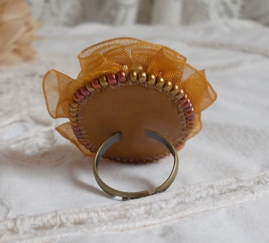 Reflets de Rosée anel bordado com pérolas de pérolas e uma fita de organza de cor Fauve