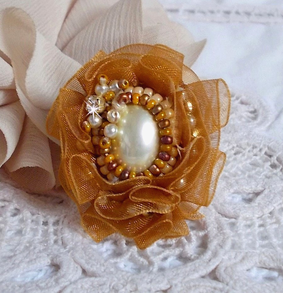 Reflets de Rosée anel bordado com pérolas de pérolas e uma fita de organza de cor Fauve