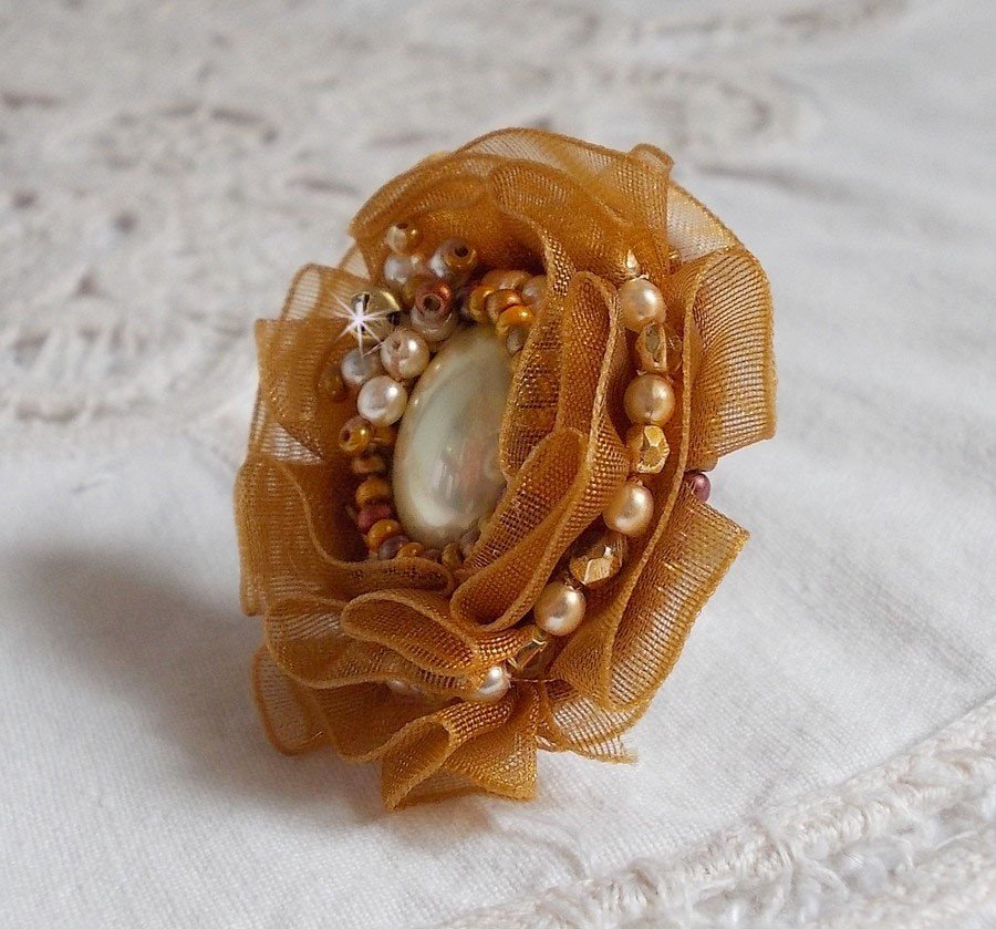 Reflets de Rosée anel bordado com pérolas de pérolas e uma fita de organza de cor Fauve