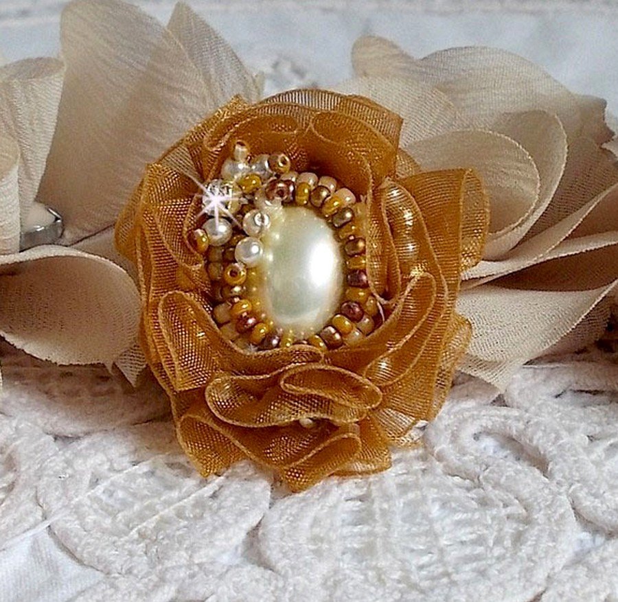 Reflets de Rosée anel bordado com pérolas de pérolas e uma fita de organza de cor Fauve