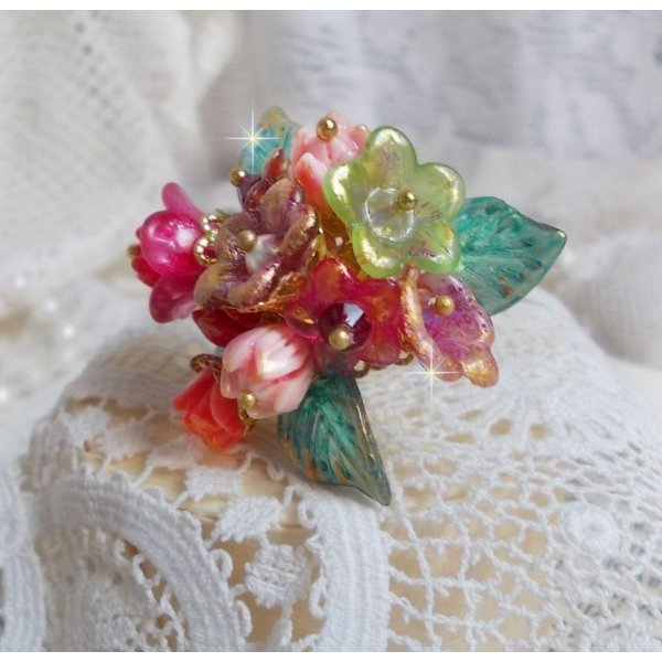 Bague Roseraie Proven&ccedil;ale cr&eacute;&eacute;e avec des toupies de Swarovski, des perles en r&eacute;sine, acrylique, verre et accessoires en laiton dor&eacute;