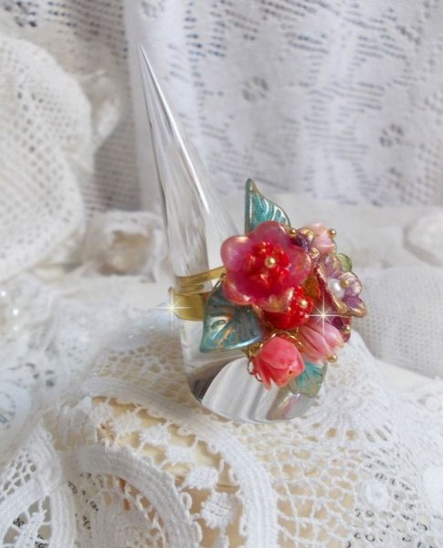 Bague Roseraie Proven&ccedil;ale cr&eacute;&eacute;e avec des toupies de Swarovski, des perles en r&eacute;sine, acrylique, verre et accessoires en laiton dor&eacute;