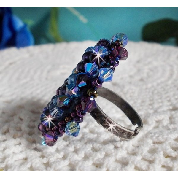 Anel de rosas azuis reais bordado com um cabochon de vidro e belas p&eacute;rolas barrocas