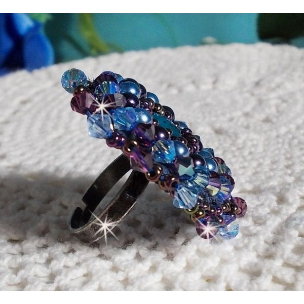 Anel de rosas azuis reais bordado com um cabochon de vidro e belas p&eacute;rolas barrocas