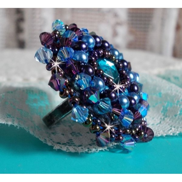 Anel de rosas azuis reais bordado com um cabochon de vidro e belas p&eacute;rolas barrocas