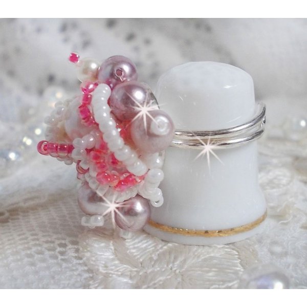 Bague Roses D&eacute;tente est brod&eacute;e avec des cristaux de Swarovski, une bague en argent massif 925/1000 et des rocailles