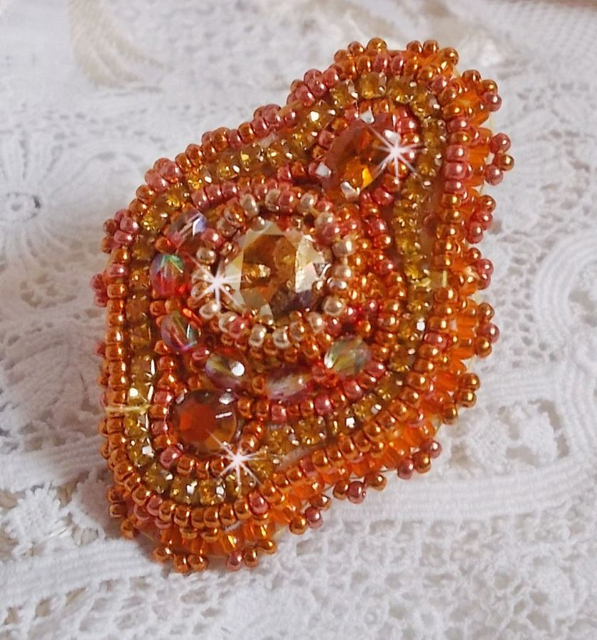 Anel Rumba bordado com um belo cristal Swarovski laranja, facetas e missangas de sementes Miyuki