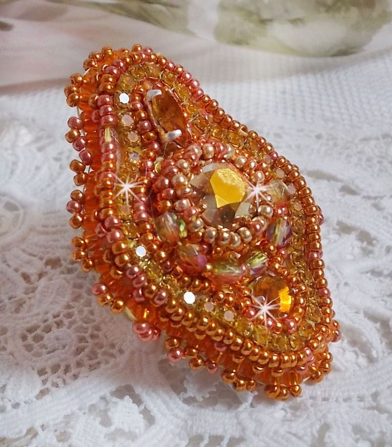 Anel Rumba bordado com um belo cristal Swarovski laranja, facetas e missangas de sementes Miyuki