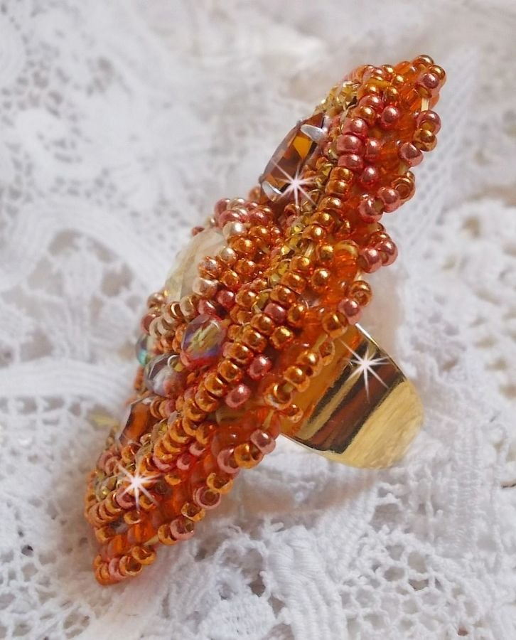 Anel Rumba bordado com um belo cristal Swarovski laranja, facetas e missangas de sementes Miyuki