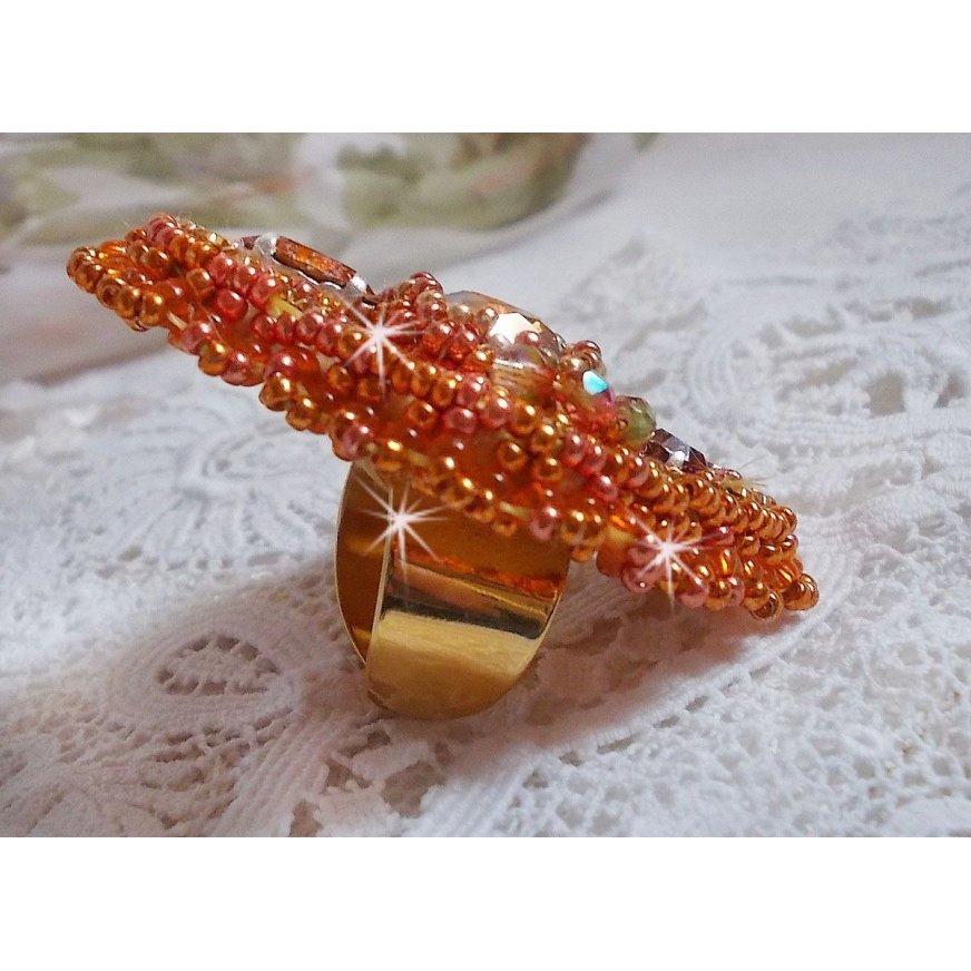 Anel Rumba bordado com um belo cristal Swarovski laranja, facetas e missangas de sementes Miyuki