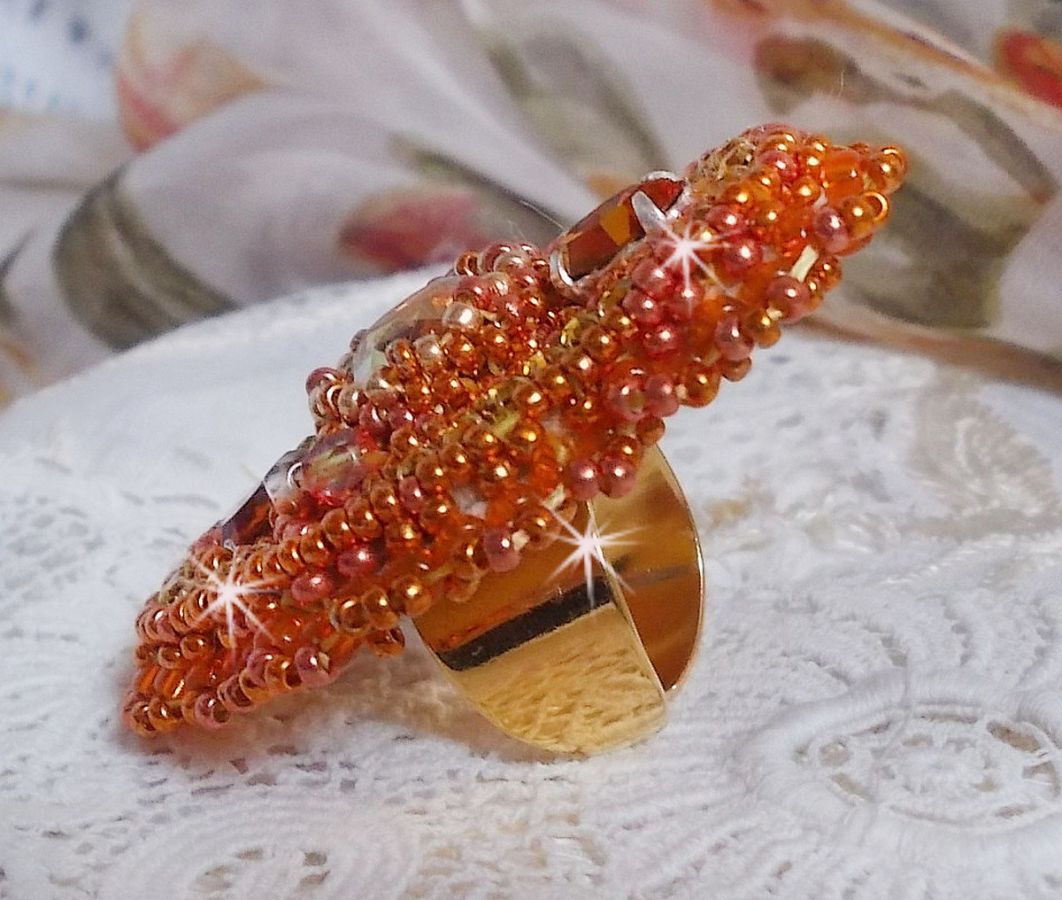 Anel Rumba bordado com um belo cristal Swarovski laranja, facetas e missangas de sementes Miyuki