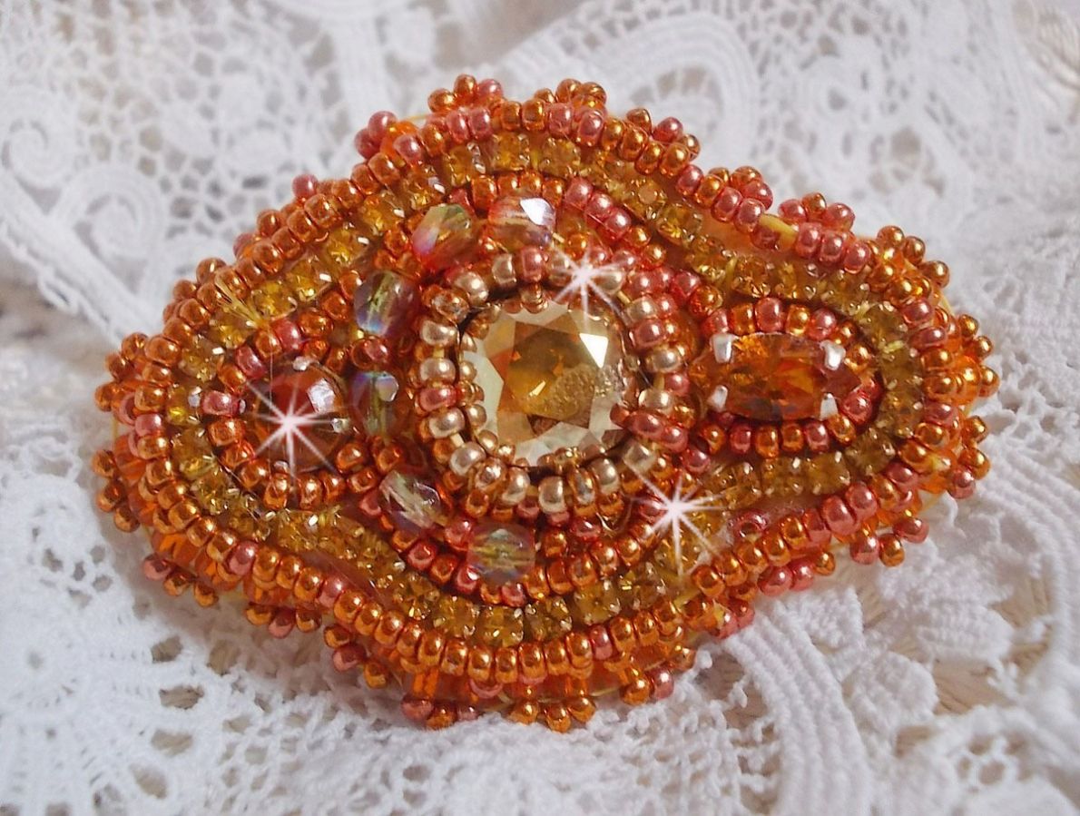 Anel Rumba bordado com um belo cristal Swarovski laranja, facetas e missangas de sementes Miyuki